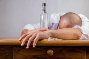 إدمان الكحول و أسباب التثدي عند الرجال