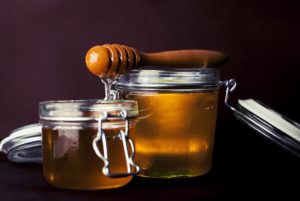 علاج الحروق بالمنزل بالعسل