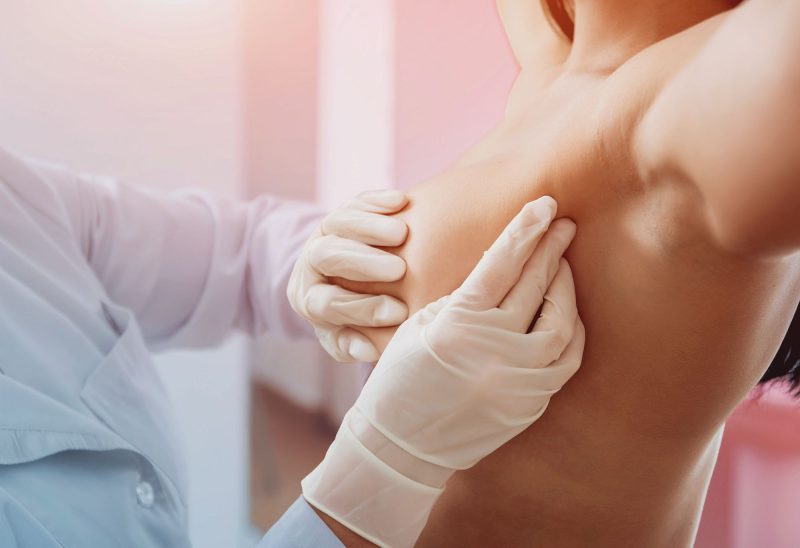 الاستعداد لعملية حقن الدهون الذاتية للصدر