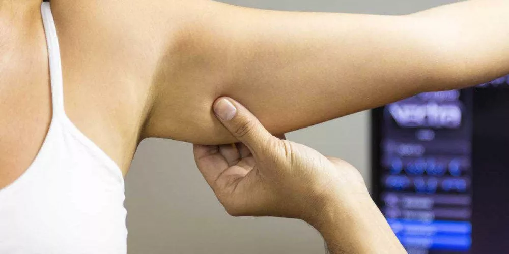 الاستعدادات قبل نحت و شد الذراعين بالفيزر 